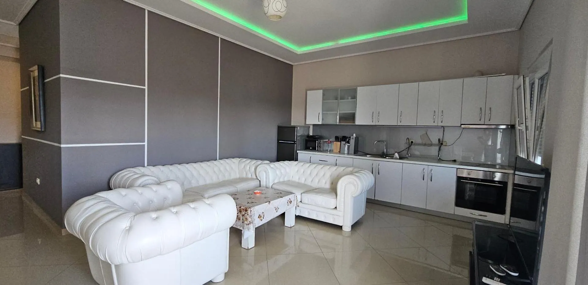 Aura Apartments 티라나